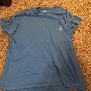 Men’s vineyard vine tee.